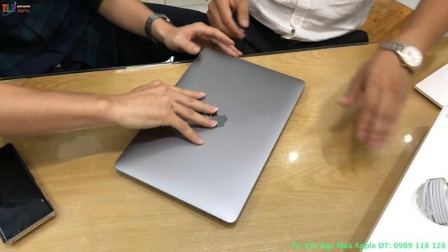 Vui Sướng Đập Hộp Chiếc Macbook Pro Touchbar 13 inch Bản Mới Nhất 2018