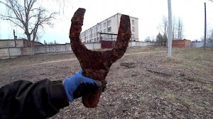 Коп у всех на глазах около завода!