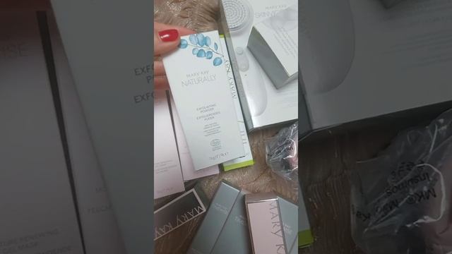 Распаковка посылки на 6 б.е. с подарками от Мэри Кэй смотреть онлайн