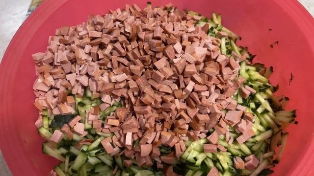 Вариант приготовления окрошки. Окрошка на кефире и минералке.