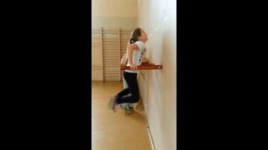 Девушки: Отжимания на брусьях - 20 раз
