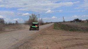 Дневная езда на самодельной багги, с дрифтом