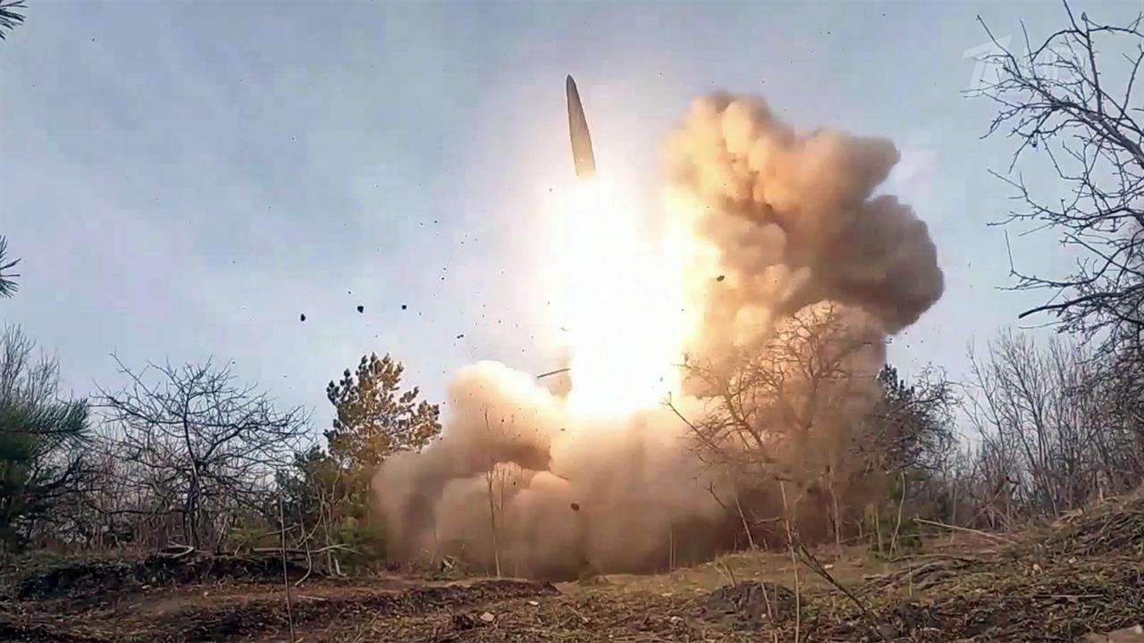 Минобороны РФ показало работу расчетов оперативно-тактических ракетных комплексов "Искандер"