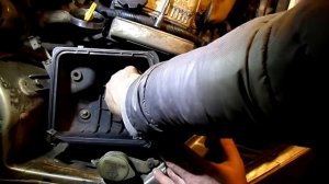 4  Снятие корпуса воздушног фильтра  на Джили МК