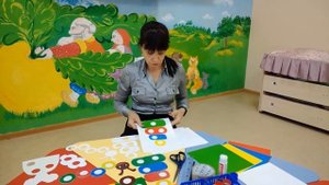 Дидактическая игра по сенсорному развитию для детей раннего возраста "Волшебные крышечки"