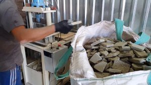 Обработка кирпича под рванную фактуру на гидравлической гильотине.