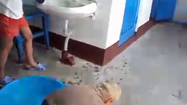 Малыш стирает. смотреть онлайн