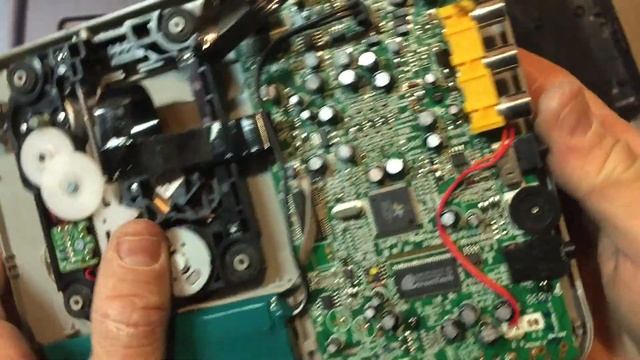 Retro Teardown: RCA Portable DVD Player (Part 1 of 3) смотреть онлайн
