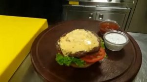 Steak burger yapımı Himalaye tuz bloklar üzerinde pişirme.