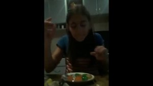 Девченка пикантно ТОШНИТ на видео... Фу! (ШБэ 62)