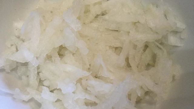 Салат из дайкона с квашеной капустой