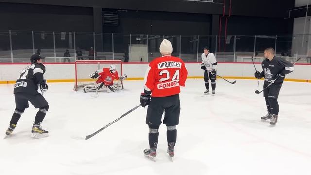 ХОККЕЙНАЯ АМЕРИКАНКА НЕВИДИМОЙ ШАЙБОЙ смотреть онлайн