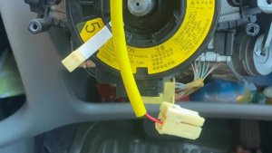Установка проставок  и замена подрулевого шлейфа. Toyota Vitz
