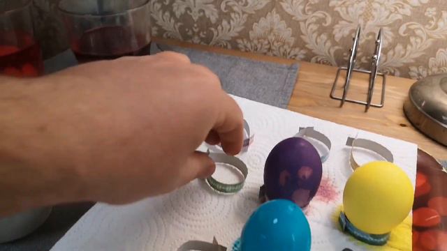 Павлик красит наши яички.