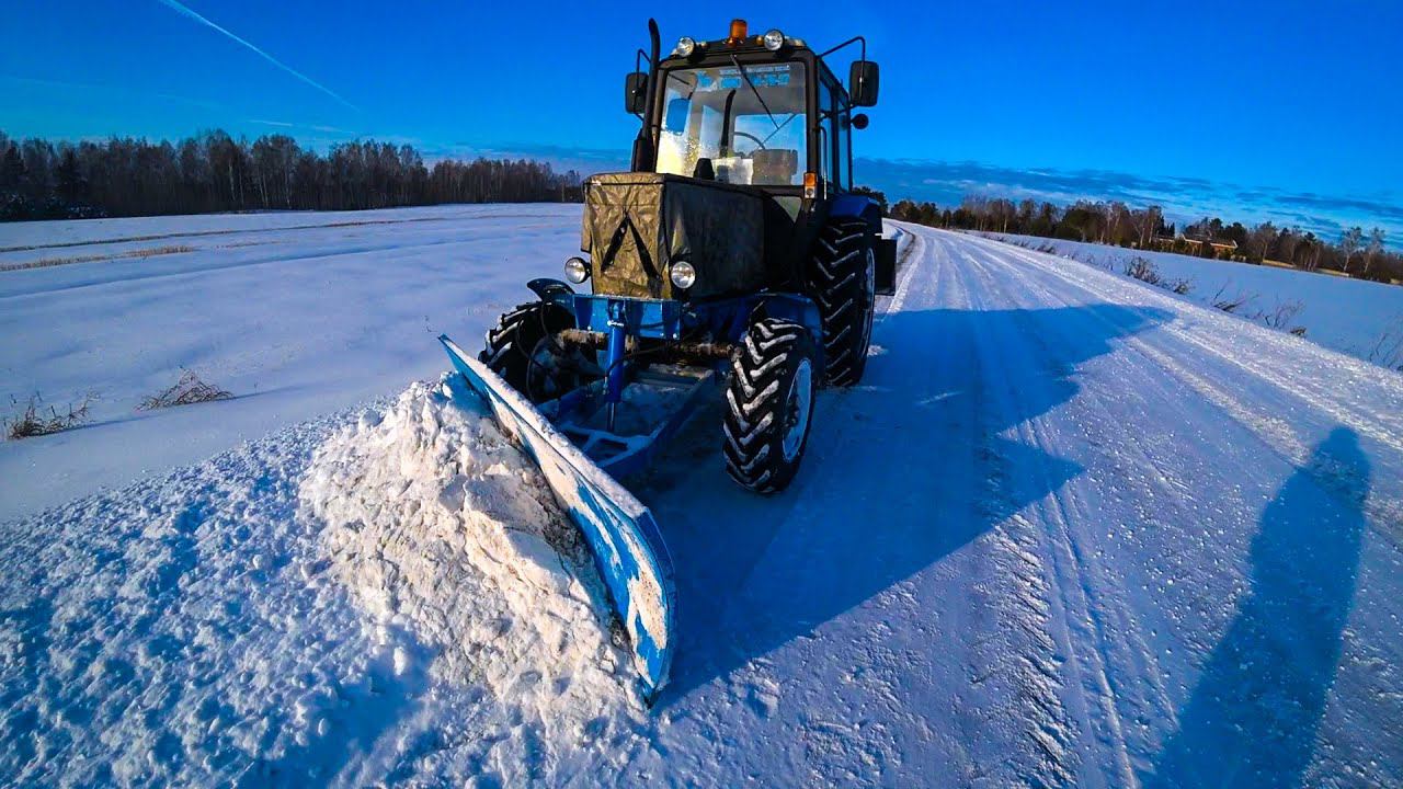 Стареньки МТЗ-82.1 и новый универсальный отвал. Чистим дорогу и территории. смотреть онлайн