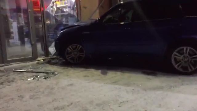 Водитель легкового авто въехал в заправку смотреть онлайн