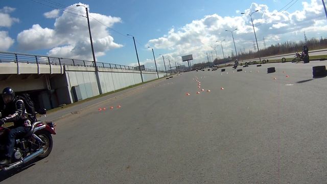 Тренировка экстренного торможения на мотоцикле.