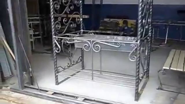 Чёткий мангал из витой трубы с крышей своими руками