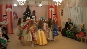 Танец девочек с мишурой