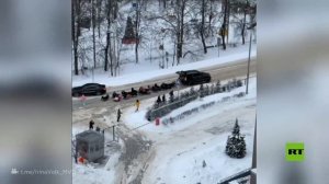 شاهد.. "قاطرة" من حلقات تزلج تسحبها سيارة رباعية الدفع في مقاطعة موسكو