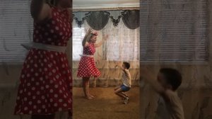 Коммуникативный танец "Я от тебя убегу, убегу..." для дошкольников на самоизоляции