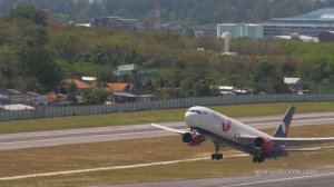 Боинг 767 чартерной авиакомпании Azur Air взлетает из аэропорта Пхукет.