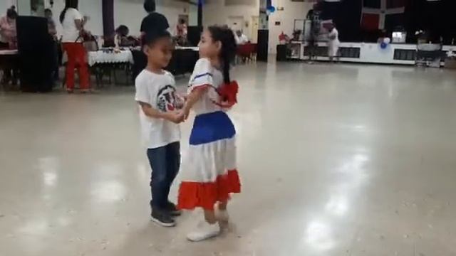 (No tenemos derechos de la música )HIJOS DE PERIODISTAS DOMINICANAS, LLEVAN EL RITMO DE LA BACHATA смотреть онлайн