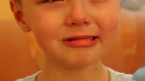 ребёнок плачет