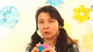 Игра на внимание: передаём мячики по кругу спереди и за спиной. Разминка нейропсихологическая