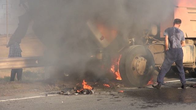 горит Камаз на дороге.mp4 смотреть онлайн