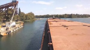 Сухогруз подходит к причалу.Константиновск.Ростовская область.Река Дон.