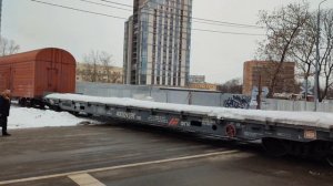 Тепловоз ЧМЭ3Э-6728 с небольшим составом на подъездном пути к ГК НПЦ им. Хруничева