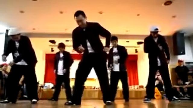 прикольный_танец_поппинг. popping. Парни_классно_танцуют