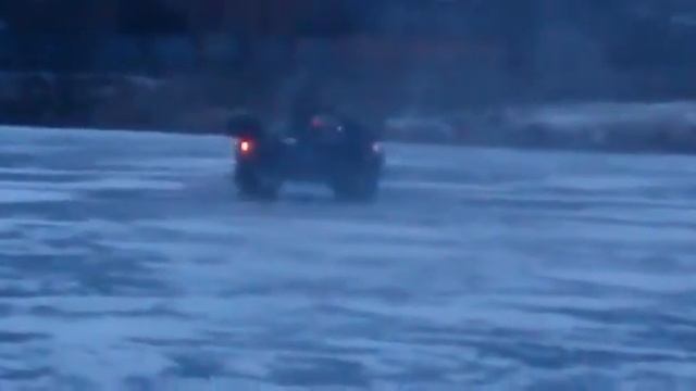 Квадроцикл на ЛЬДУ.БЕРЕЗКА ЧУТЬ НЕ СТАЛА РОДНОЙ. смотреть онлайн