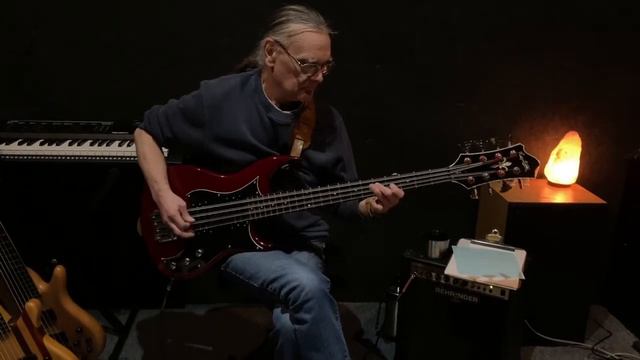 JOHN SHOWCASES HIS 8 STRING BASS смотреть онлайн
