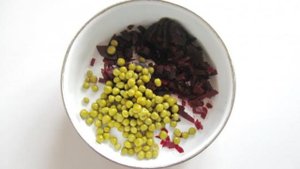 Салат из свеклы, сыра и зеленого горошка