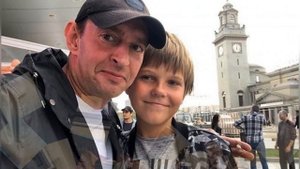 Уже выше отца: как выглядит и чем занимается сын Константина Хабенского, который уже живёт в России