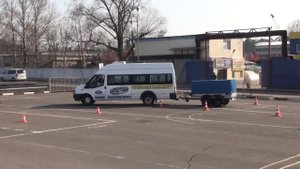 Заезд в гараж автобус с прицепом