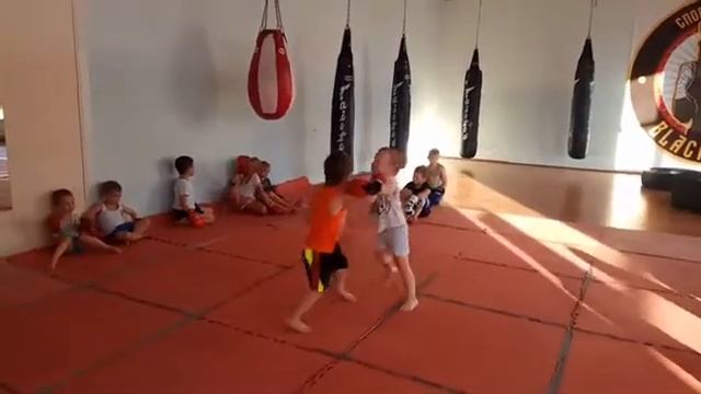 Спарринг. Плаксин Рома - Эвальд Денис. Тайский бокс. Тренер: Ратманский С.И. СК "Black Horse" смотреть онлайн