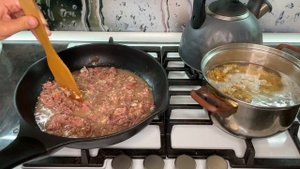Макароны с тушенкой по-деревенски. Быстрый ужин?