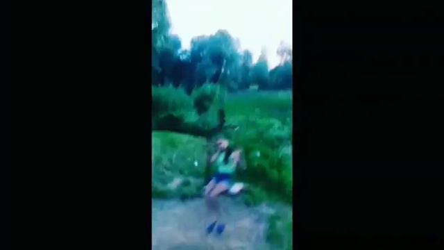 Качаемся на качели#несудитестрого😅😆
