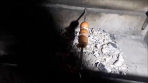 Смотри как жарим яйца на шампуре, на мангале и на настоящих углях. Интересно и прикольно смотреть !