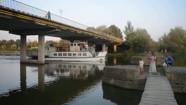 Пароходик проплывает под мостом в Стрижавке смотреть онлайн