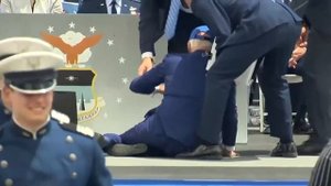 Байден снова упал