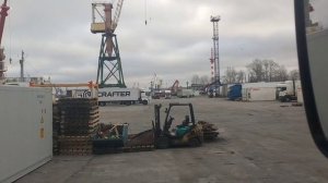 Погрузка в порту, работа кальмара.