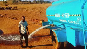 Фермер каждый день привозит 11356 литров воды, чтобы помочь животным, страдающим от жажды