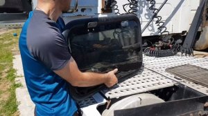 Замена форточки в спальнике #Volvo#VNL#780