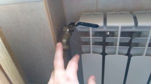 Как сбросить воздух с батареи радиатора Кран Маевского