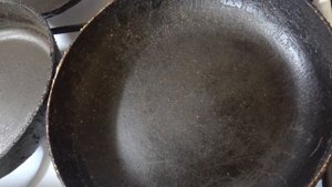 А у Вас антипригарное покрытие на сковородках ещё не испарилось. Как проверить тефлон на сковороде