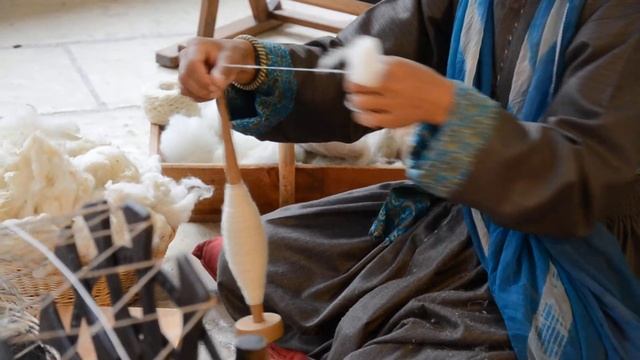 Прядение на веретене по-ладакхски | Церин, ладакхская пряха, пример быстрого и легкого прядения